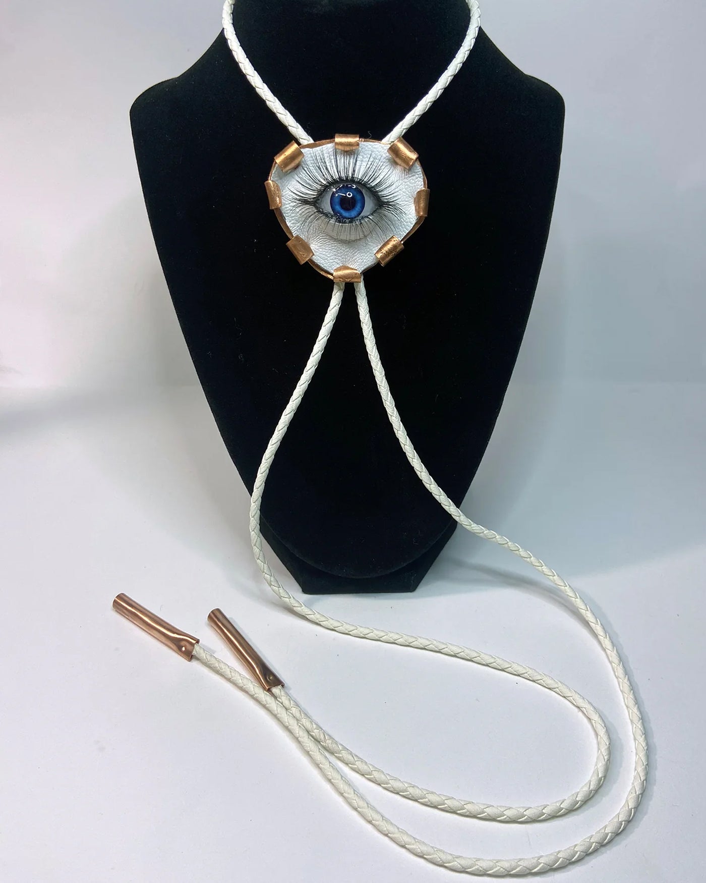 ^Sku’:k^ - White Bolo