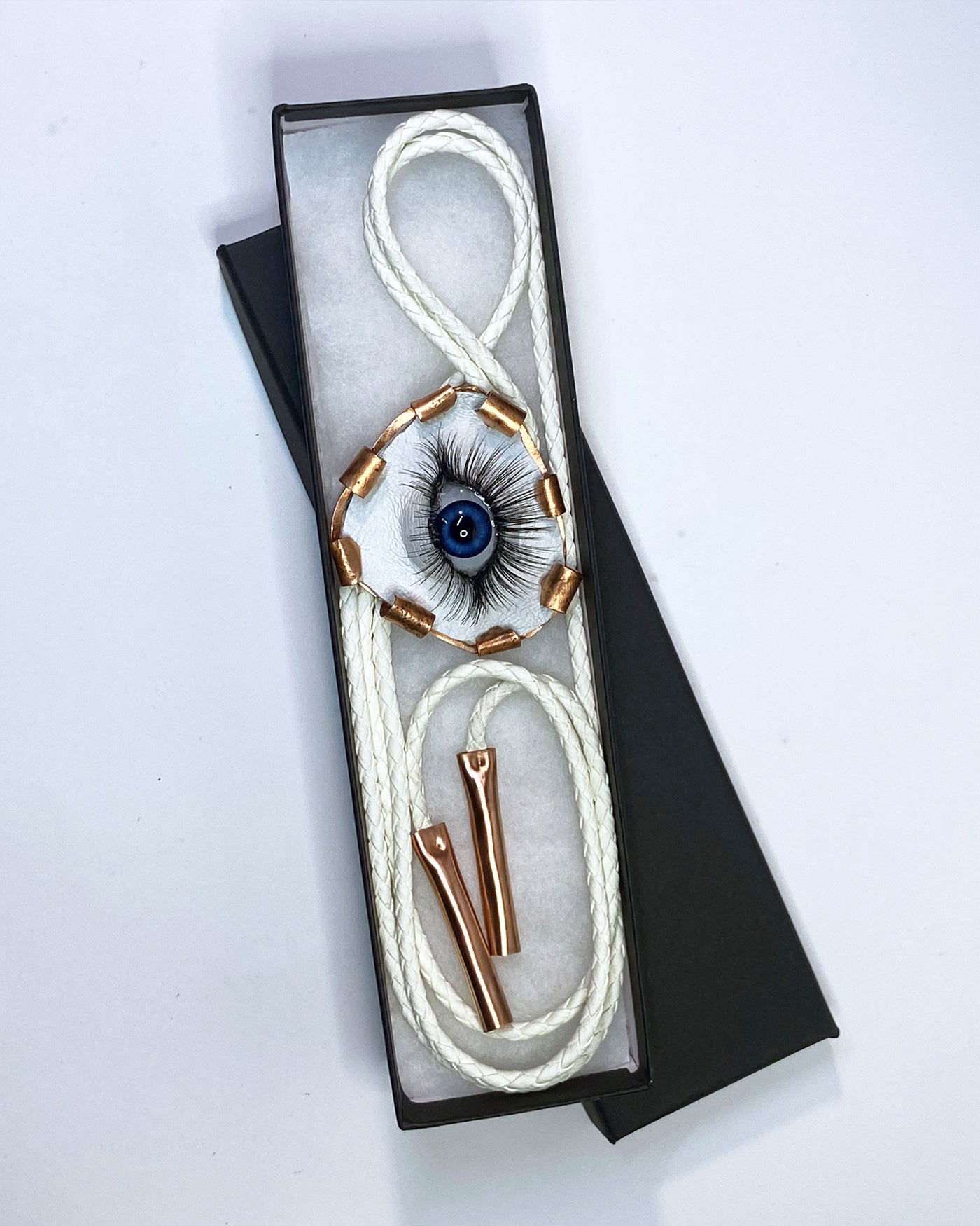 ^Sku’:k^ - White Bolo