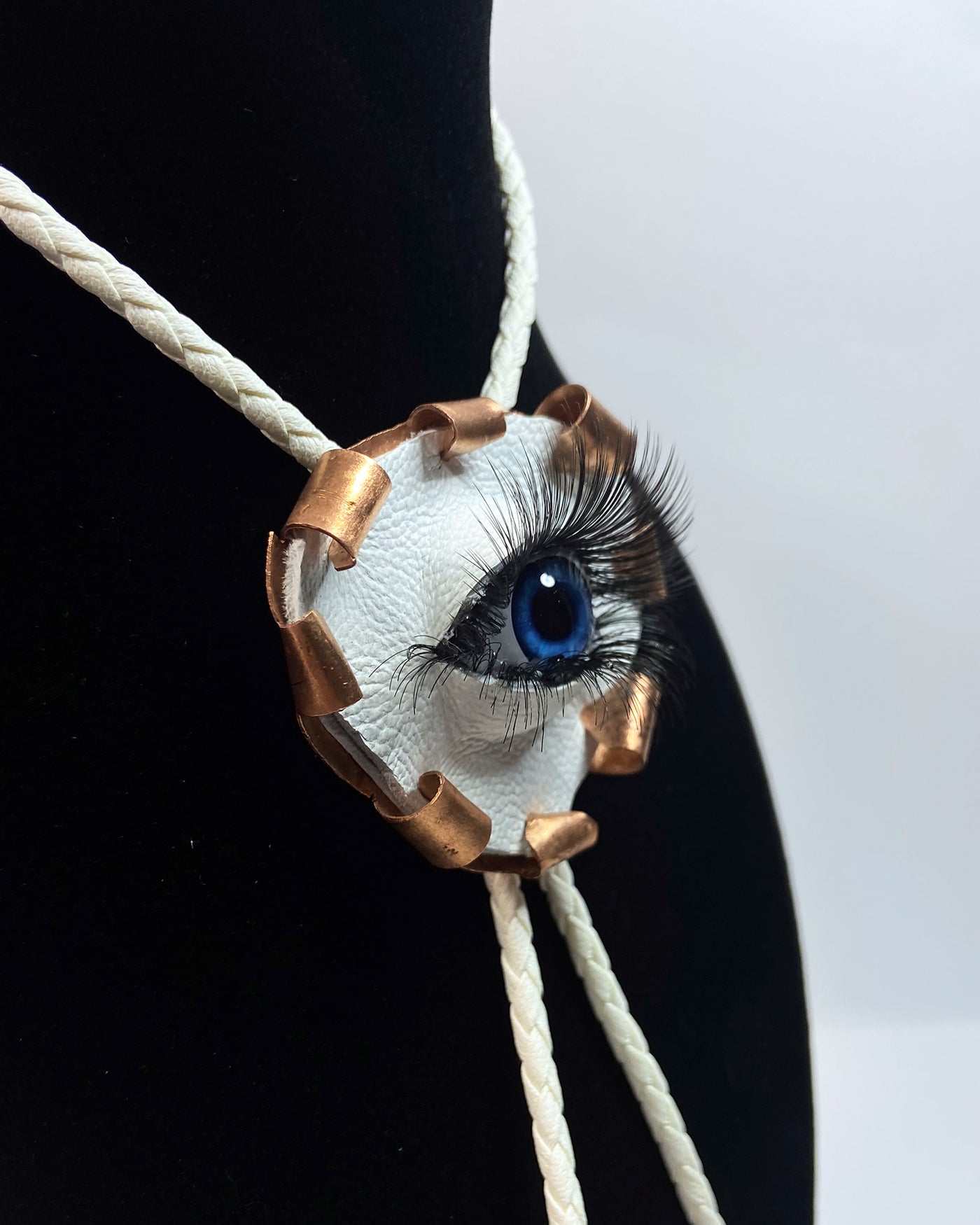 ^Sku’:k^ - White Bolo
